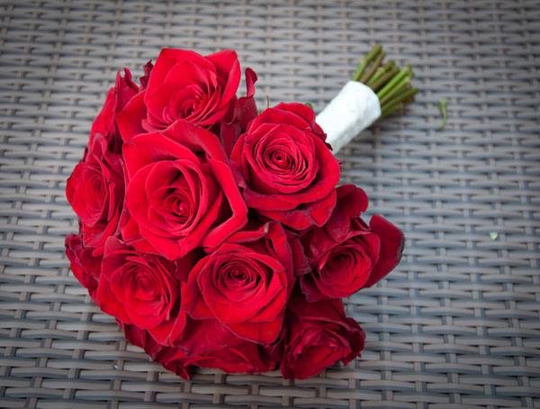 Bó hoa hồng đỏ cầm tay cô dâu