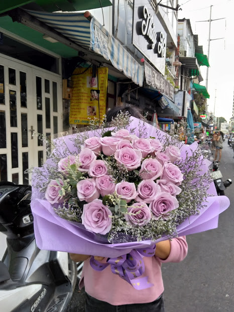 Bó hoa kết hợp giữa hoa hồng tím và sao tím tạo nên vẻ đẹp ngọt ngào