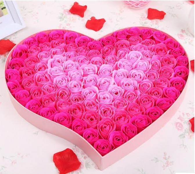 Hoa hồng trái tim sẽ mang đến cho bạn cảm giác ấm áp và đầy yêu thương. Những bông hồng được sắp xếp theo hình dáng trái tim sẽ làm cho bất kỳ ai cũng cảm thấy vô cùng hạnh phúc và đẹp đẽ. Hãy xem hình ảnh này và cảm nhận sức mạnh của tình yêu.