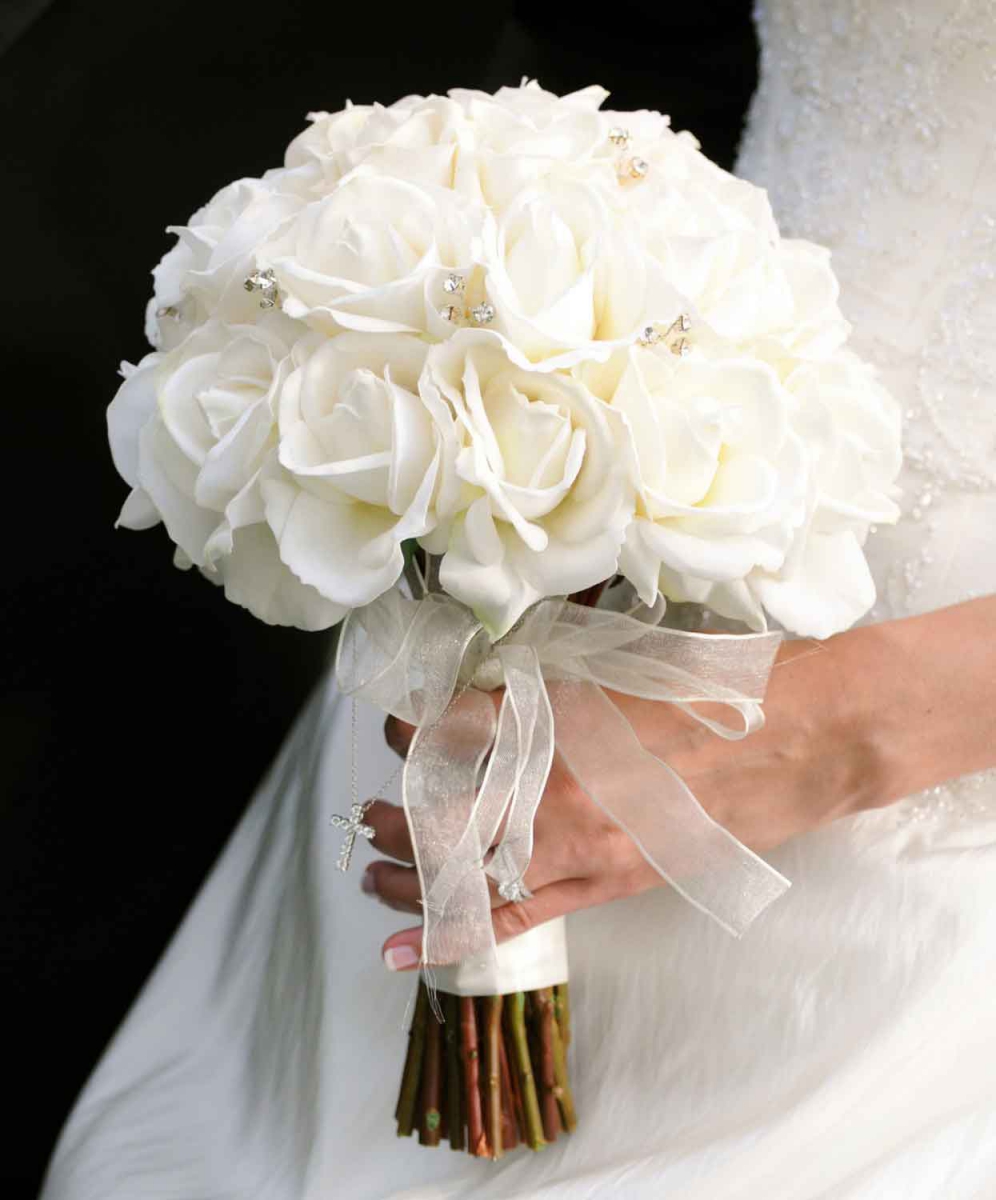 Mẫu hoa hồng trắng hoa cầm tay cô dâu