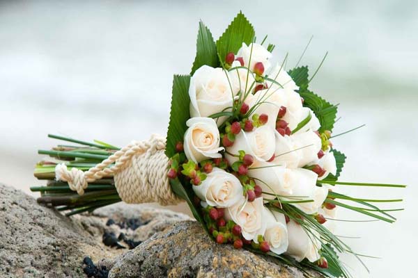Bó hoa hồng trắng tinh khôi kết hợp cùng hoa chuỗi ngọc đỏ
