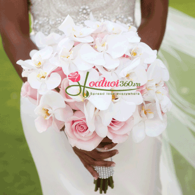 Lan hồ điệp trắng kết hợp cùng với hoa hồng giúp cô dâu toát lên vẻ đẹp quyến rủ