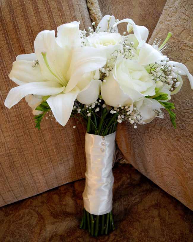 Hoa ly trắng cầm tay cô dâu - Lời chúc hạnh phúc lứa đôi