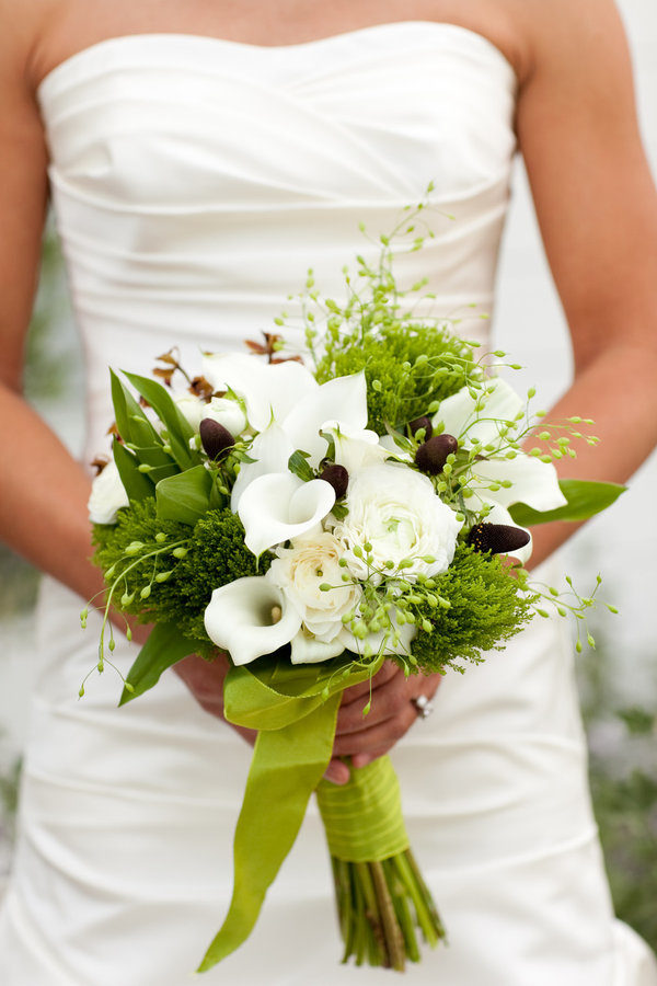 Hoa ly cầm tay cô dâu - Vẻ đẹp của tình yêu lứa đôi