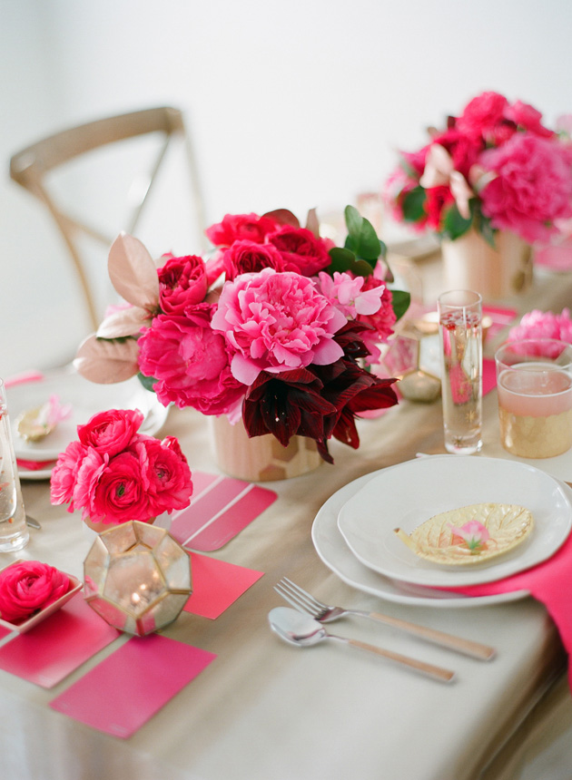 Trang trí bàn ăn lãng mạn bằng hoa màu hồng