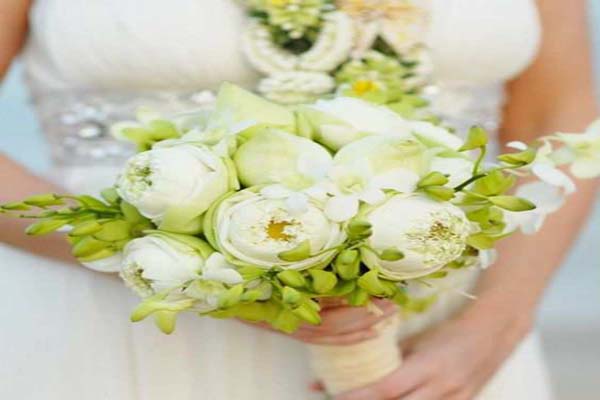 Hoa sen cầm tay cô dâu đẹp tinh khiết, mùa cưới 2019-03