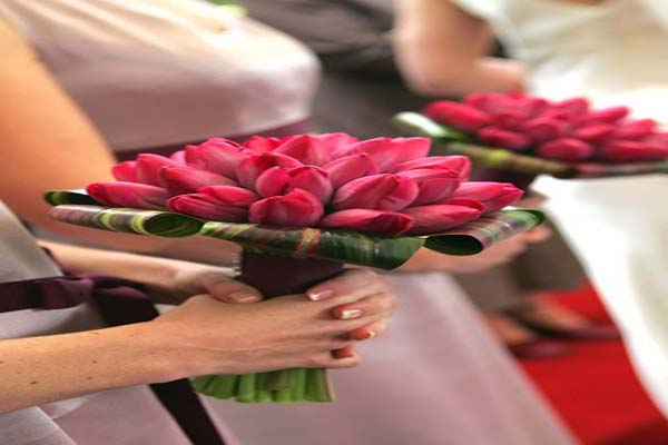 Hoa sen cầm tay cô dâu đẹp tinh khiết, mùa cưới 2019-04