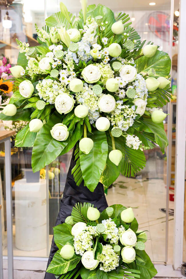 Trang trọng hơn với lẵng hoa sen trắng - quốc hoa của Việt Nam trong trang lễ