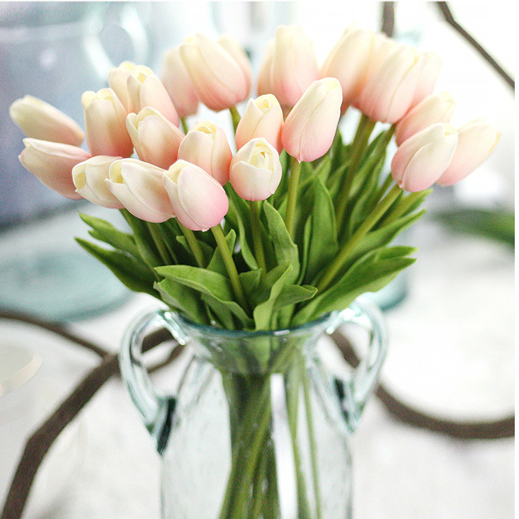 Bình hoa tulip phớt tô điểm cho không gian nhà thêm xinh đẹp