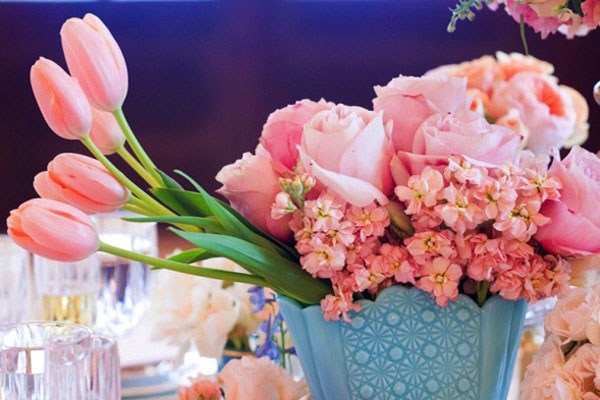 Hoa tulip trang trí tiệc cưới với tone hồng xinh xắn