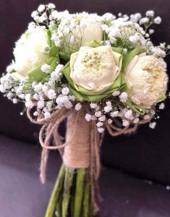 Bó hoa cầm tay cô dâu sen trắng kết hợp baby 