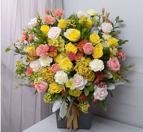 Hộp hoa hồng vàng kết hợp đầy màu sắc tặng sinh nhật bạn gái