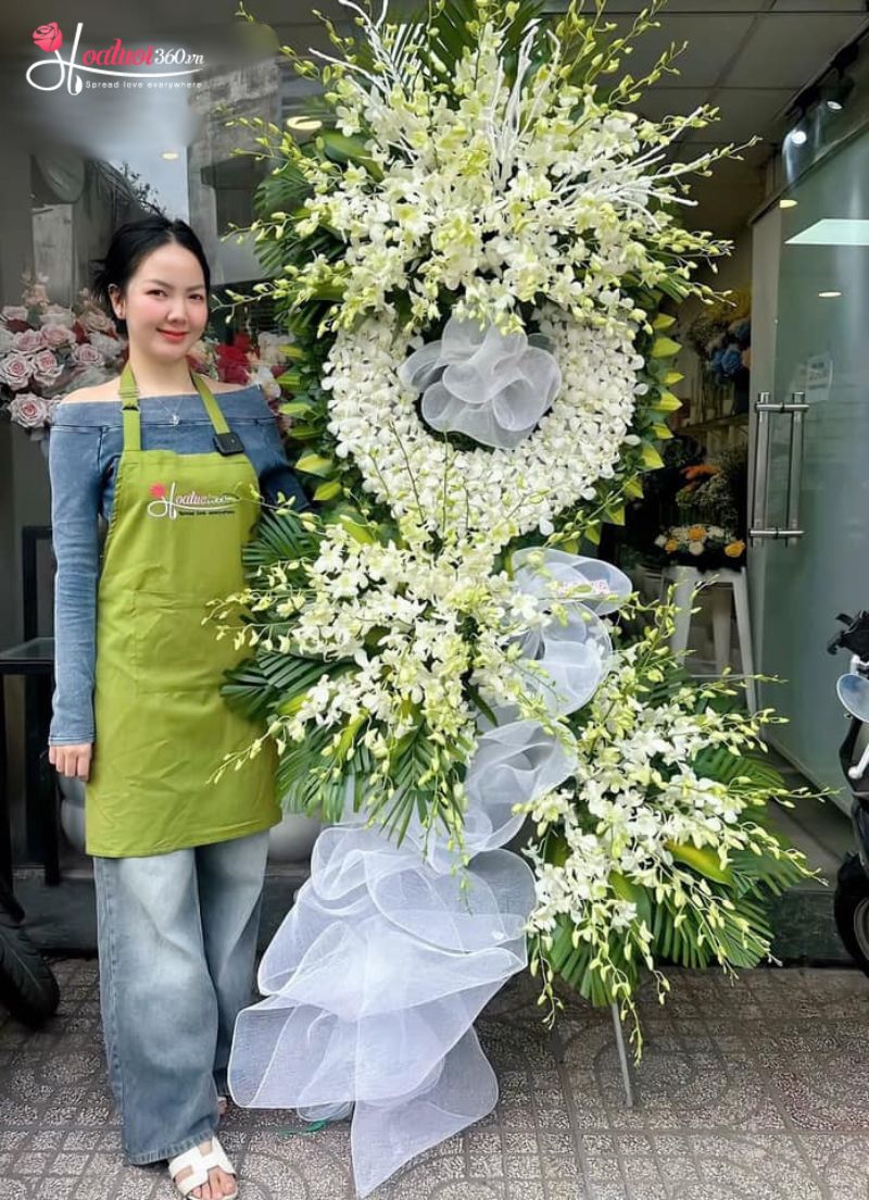 Vòng hoa chia buồn với lan mokara trắng