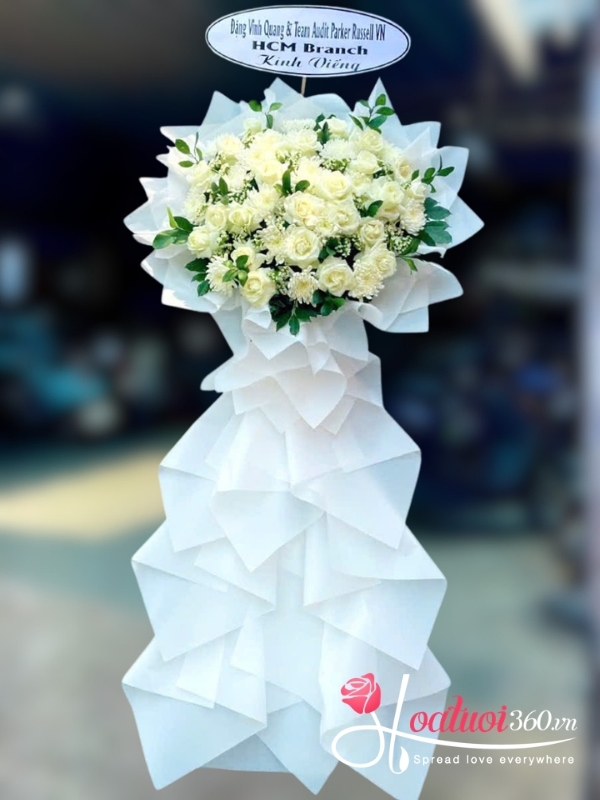 Kệ hoa viếng màu trắng - Khúc ca tĩnh lặng