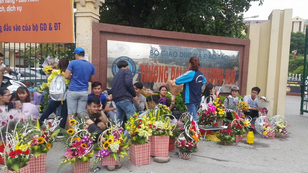 Cổng trường bày bán tràn lan hoa tốt nghiệp