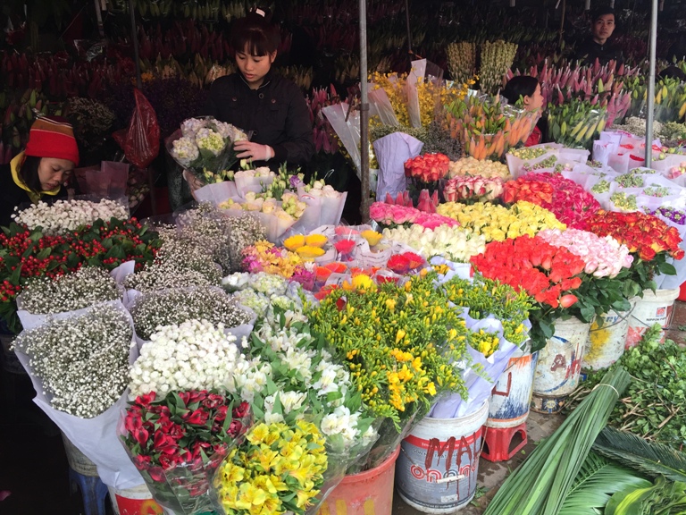 Mua hoa tốt nghiệp tại sạp hoa ở chợ 
