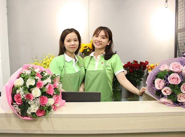 Nhân viên tận tình thân thiện tại Cửa hàng hoa tươi quận Tân Bình