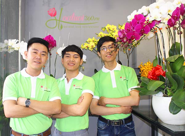 Shop hoa tốt nghiệp Gò Vấp của Hoa Tươi 360 luôn tận tình phục vụ khách hàng