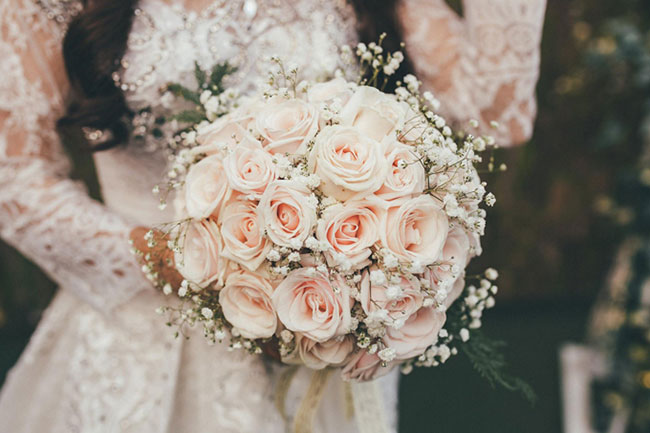Hoa cầm tay cô dâu kết từ những bông hồng thơ mộng