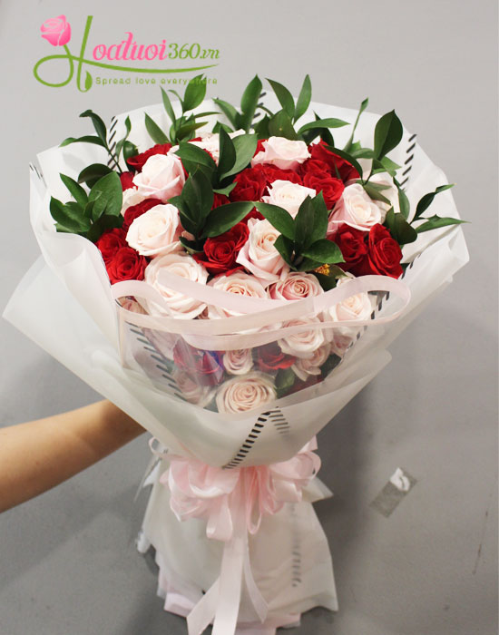 bó hoa tặng sinh nhật phối kết hợp hồng đỏ lòe và hồng kem