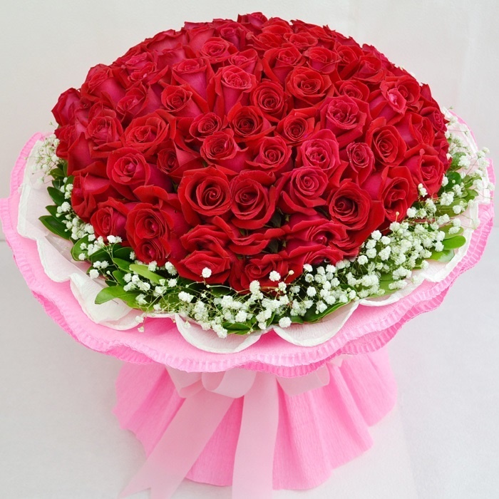 Hoa hồng đỏ là biểu tượng tình yêu lãng mạn và cảm xúc mãnh liệt. Hình ảnh các đoá hoa này sẽ khiến bạn cảm nhận được sự ngọt ngào và đam mê trong tình yêu đích thực.