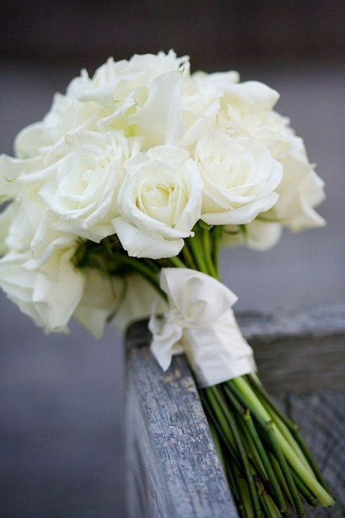 hoa cầm tay cô dâu hoa hồng trắng