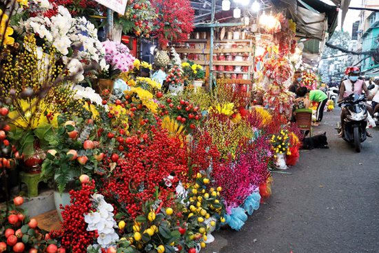 Chợ hoa Tết Hồ Thị Kỷ được biết đến là đầu mối hoa của thành phố